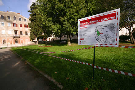 Ovaj mali park pored Augustovog hrama trebao bi postati mjesto kakve moderne građevinske lobotomije.