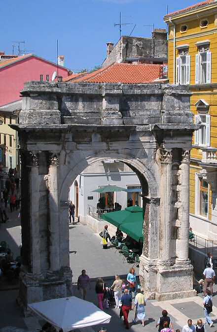 Slavoluk Sergijevaca, Zlatna vrata, Port aurea ... i kako god ih nazvali uvijek e biti jedan od prekrasnih simbola naeg grada.