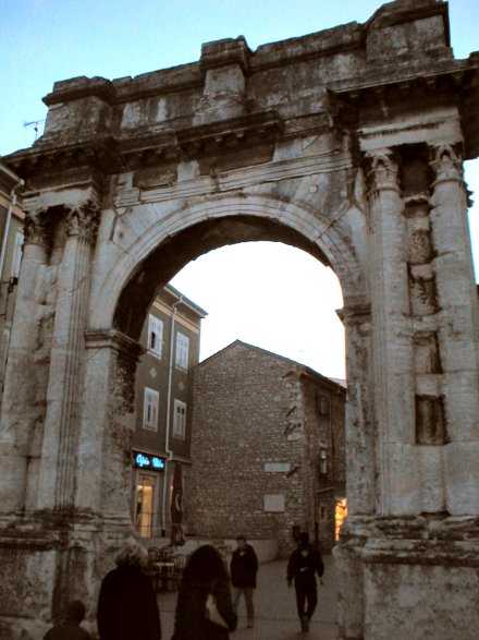 Zlatna vrata - isto�na strana - prema tr�nici