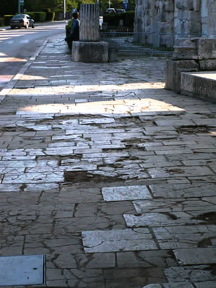 Plo�nik ispred i oko Arene pravo je ruglo grada kojim zorno pokazujemo  svakom turistu koji do�e koliko volimo svoj grad.