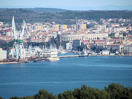 Pogled na Pulu i Arenu s vrha fortice Muzil