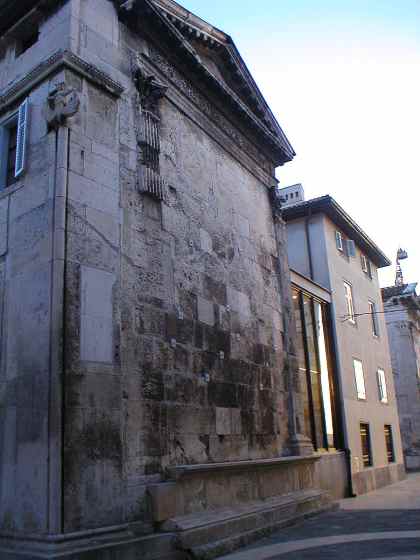 Za�elje Gradske vje�nice na kojem se vidi zadnji zid Dijaninog hrama