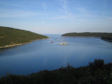 Budava -  prekrasni zaljev na isto�noj obali Istre, dugo je bio nedostupan zbog vojnih 'potreba' biv�e vojske, zbog �ega je vjerojatno ostao i o�uvan, Nadajmo se da �e i dalje ostati takav.