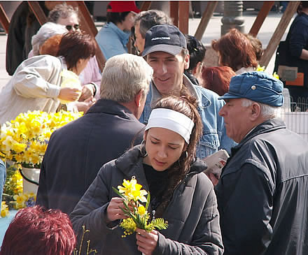 Tri noni�a su stala i kritikala...i Katu, i Pepu, i Jelu i Toncu debelu...