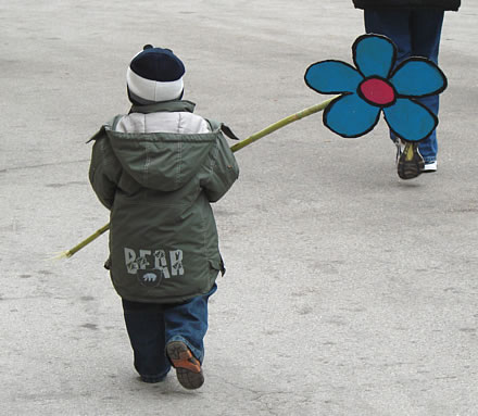 Jedan od najmla�ih sudionika koji je samostalno mahao svojum cvjetnim transparentom.