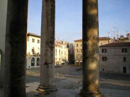 Pogled na pulski Forum iz sjene Augustovog hrama