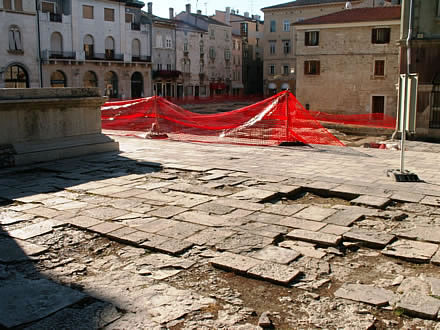'Sjaj' i bjeda gradske vlasti i gradskih turisti�kih 'promotora' vidljiva je doslovno ispred samih njihovih vrata.