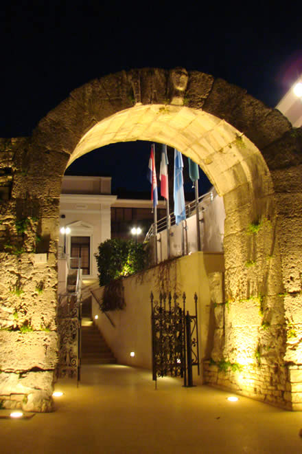 Ve�ernje osvjetljenje Herkulovih vrata - 'slu�benom' ulazu u pulski Circolo