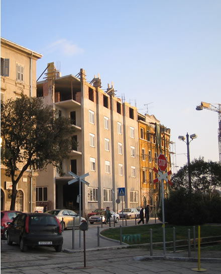 Dugo je gra�evina stajala bez krova, a onda je dodan jedan kat, pa se krenulo sa slijede�im... i tko zna kako �e i�i dalje. Nebo je granica... ili bi to trebala biti Gra�evinska dozvola?