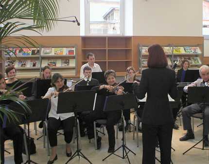 U ulaznom holu svirao je orkestar. Ej ljudi, �iva svirka.