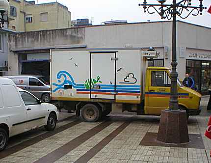 Evo malo ribe i sa druge strane tr�nice...
