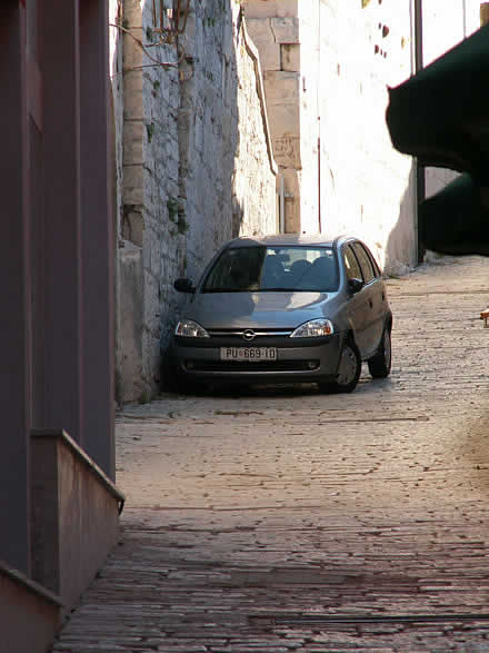 Tovar koja ovako parkira neka se odmah javi u ured Sv. Franje radi uru�enja priznanja i lente za 'Najtovara ulice' 