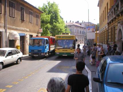 Pje�aci moraju si�i s plo�nika jer je na plo�niku parkirani bilmezov ljubimac