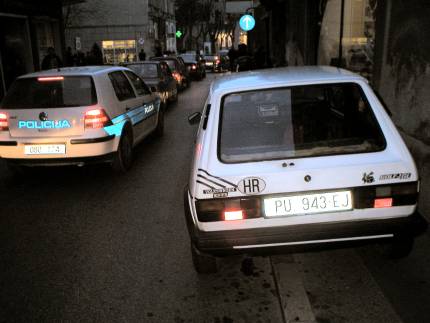 Policija na sve to ne trza (PU-493-EJ)