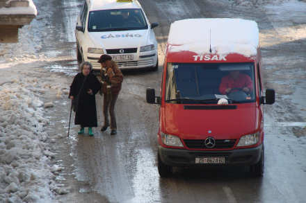 Laganini �etnja s autima koji bruje iza le�a i proklizavaju po smrznutom kolniku