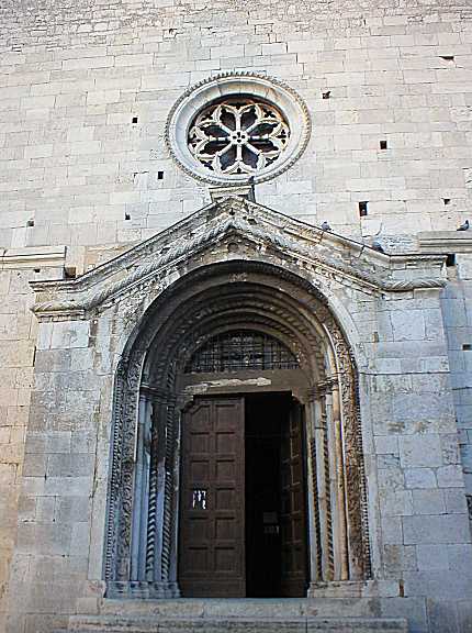 Portal crkve Sv. Franje s prekrasnom rozetom